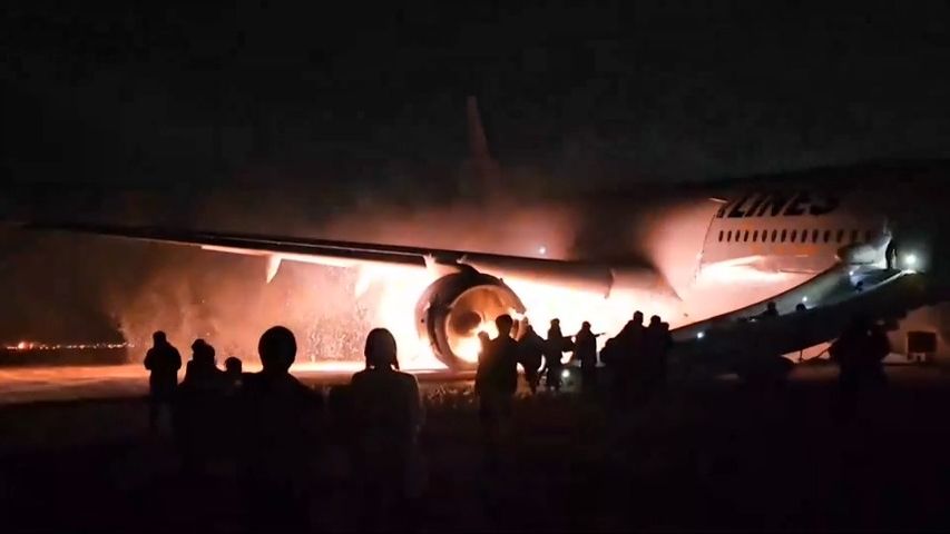 Video ukazuje, jak v Tokiu probíhala evakuace z hořícího letadla